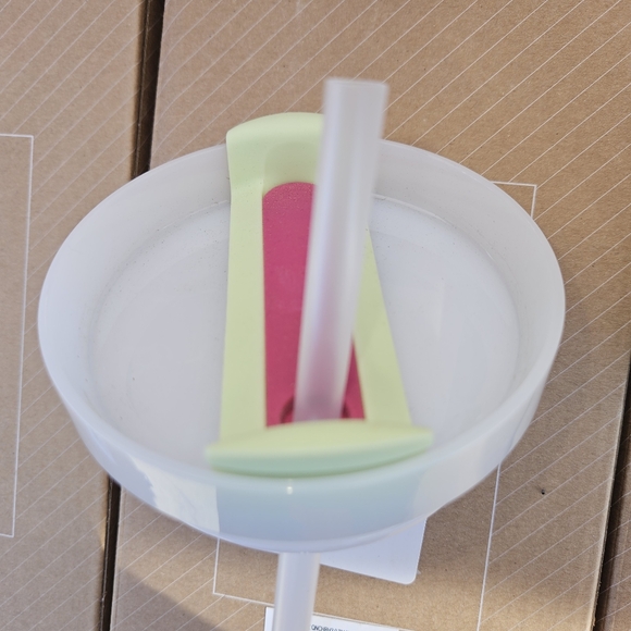 Stanley Quencher with FREE Green Rose Bracelet (40oz) H2.0 The Flowtrate Tumbler - Picture 5 of 14